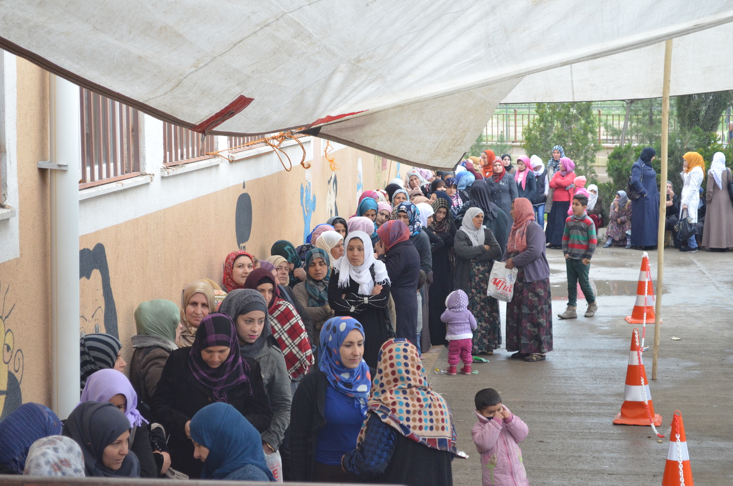 اللاجئون السوريون يشترطون حصول تغيير سياسي كشرط مسبق للعودة إلى سورية.