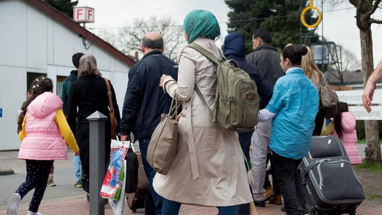 نصف اللاجئين السوريين في أوروبا لا ينوون العودة إلى بلدهم